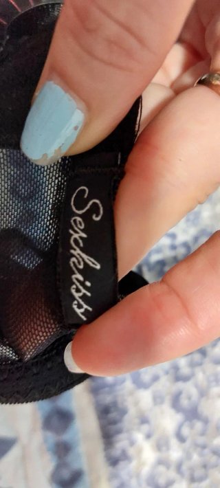 Corsé negro con detalles rosas