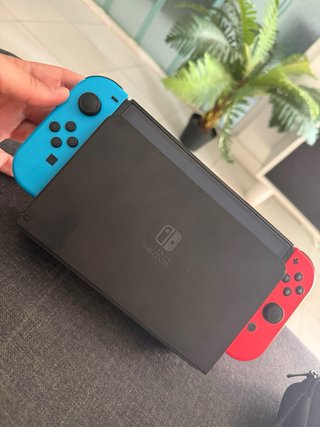 Nintendo Switch OLED negra con naranja