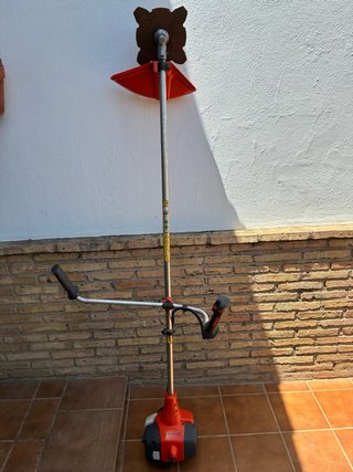 Desbrozadora Husqvarna Naranja y Gris. Modelo 128R