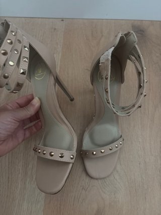 Zapatos de tacón 38 rosa con tachuelas doradas