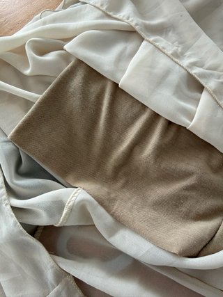 Falda larga beige con detalles dorados