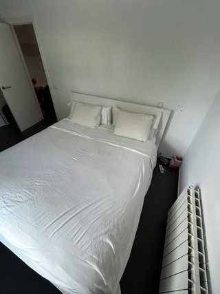 Cama doble con cajones y colchón incluido.