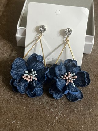 Orecchini pendenti fiori in jeans blu e strass