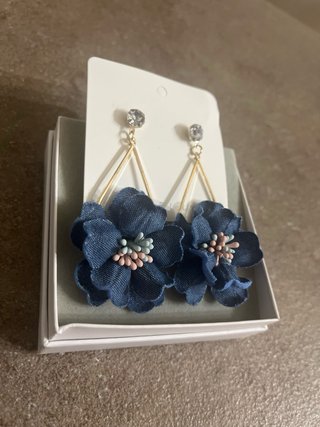 Orecchini pendenti fiori in jeans blu e strass