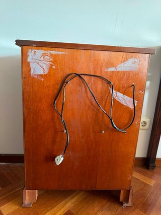 Mueble de madera con luz