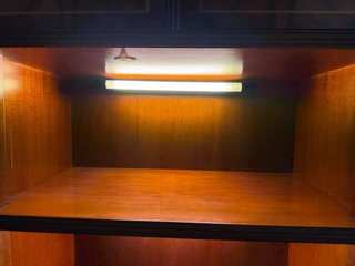 Mueble de madera con luz
