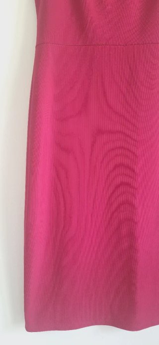 Vestido Fucsia con Cuello Volante Elástico