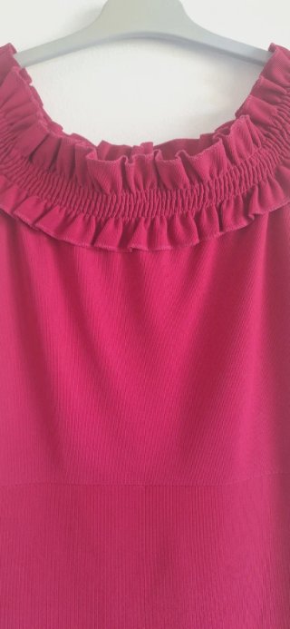 Vestido Fucsia con Cuello Volante Elástico