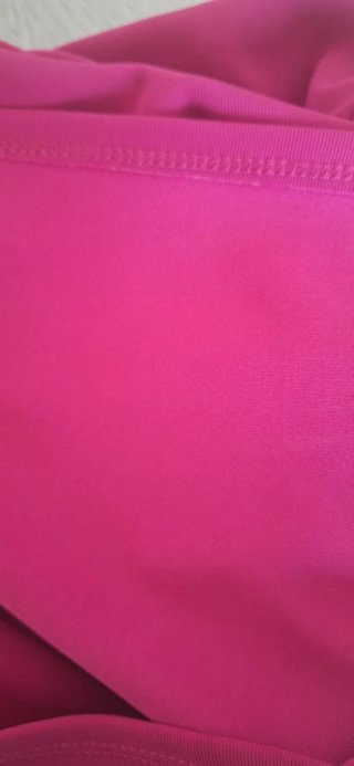 Vestido Fucsia con Cuello Volante Elástico