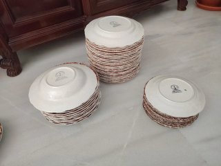 Vajilla de cerámica y porcelana marrón y blanca