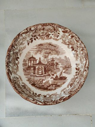 Vajilla de cerámica y porcelana marrón y blanca