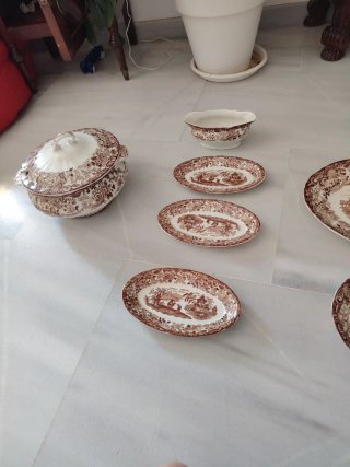 Vajilla de cerámica y porcelana marrón y blanca
