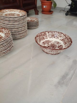 Vajilla de cerámica y porcelana marrón y blanca