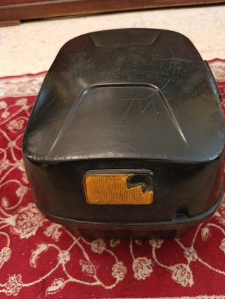 Baúl de moto negro con llave