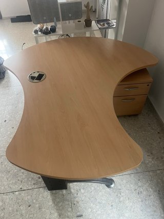Mesa de escritorio moderna con cajonera incluida