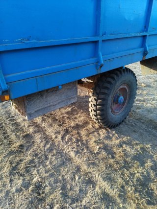 Remolque agrícola azul y amarillo