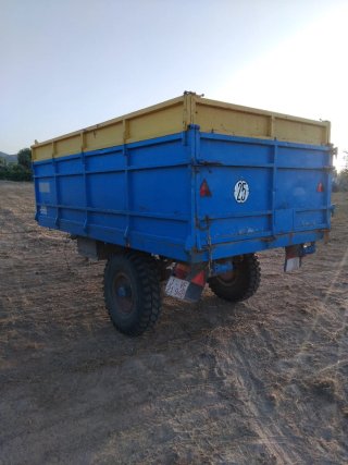 Remolque agrícola azul y amarillo