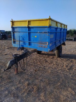 Remolque agrícola azul y amarillo