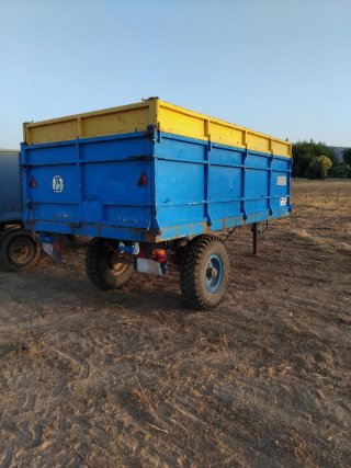 Remolque agrícola azul y amarillo