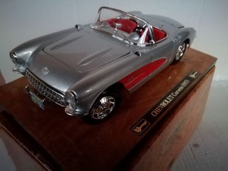 1/18 MODELLO CHEVROLET CORVETTE DEL 1957 BURAGO