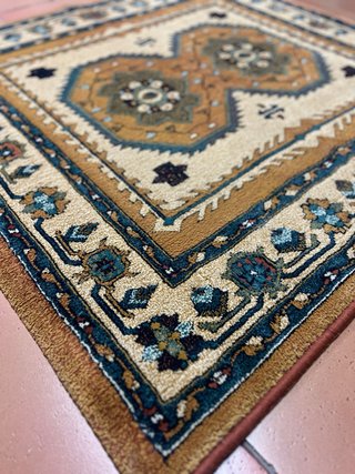 Alfombra de lana beige y multicolor