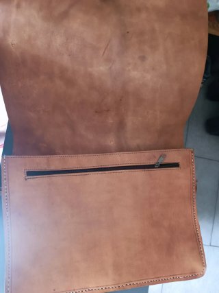 Bolso bandolera tipo satchel de cuero artesanal