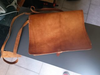 Bolso bandolera tipo satchel de cuero artesanal