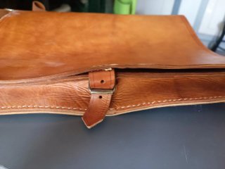 Bolso bandolera tipo satchel de cuero artesanal