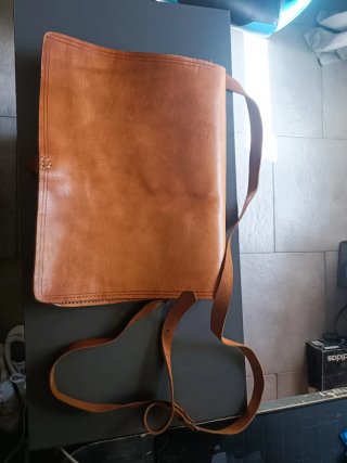 Bolso bandolera tipo satchel de cuero artesanal