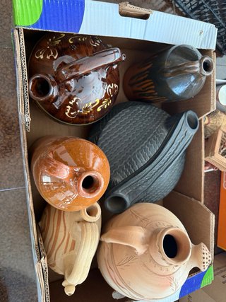 Lote de objetos decorativos y botellas