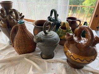 Lote de objetos decorativos y botellas