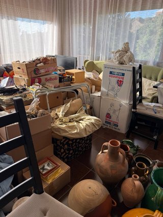 Lote de objetos decorativos y botellas