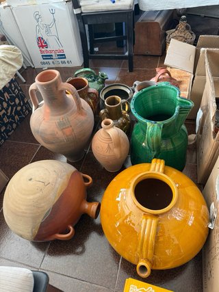 Lote de objetos decorativos y botellas