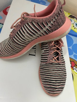 Zapatillas deportivas rosas y blancas