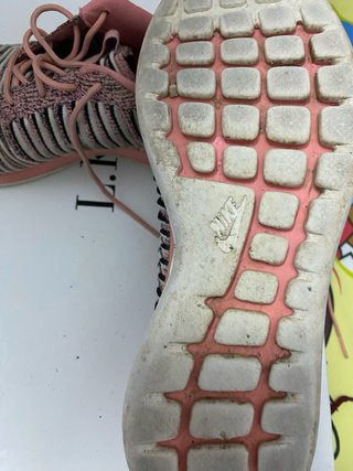Zapatillas deportivas rosas y blancas