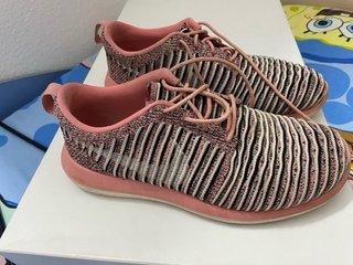 Zapatillas deportivas rosas y blancas