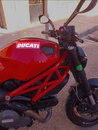 Ducati Monster 696 Roja