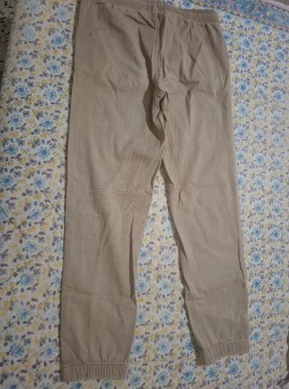 Pantalones beige casuales