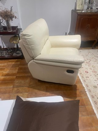 Sillón reclinable de piel beige