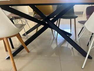 Mesa de comedor de madera y metal