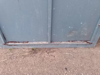 Puerta y marco de hierro
