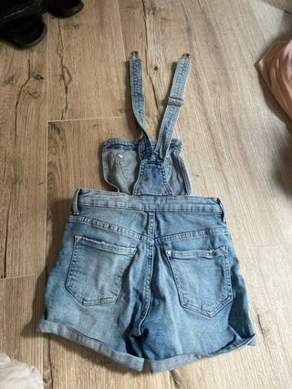 Peto vaquero corto con corazón, talla 8-9 años.