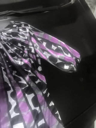 Blusa estampada morada y negra