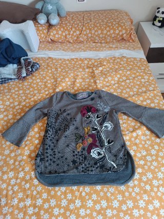 Camiseta gris con flores y mariposas
