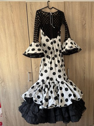 Traje de flamenca lunares blanco y negro