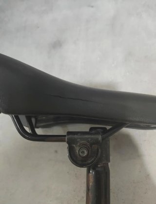 Sillín de bici negro