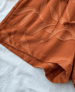 Pantalón corto con bordado floral nuevo talla XL