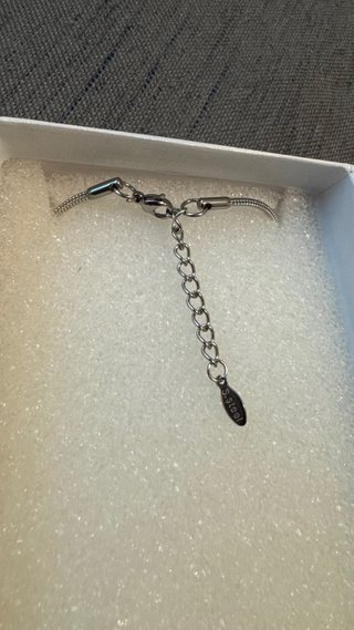 Pulsera plateada con charm de infinito y perlas