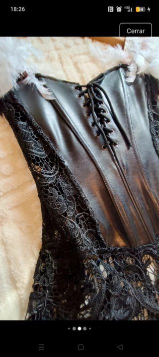 Corsé negro encaje, plumas blancas