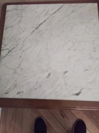 Mesa auxiliar mármol y madera
